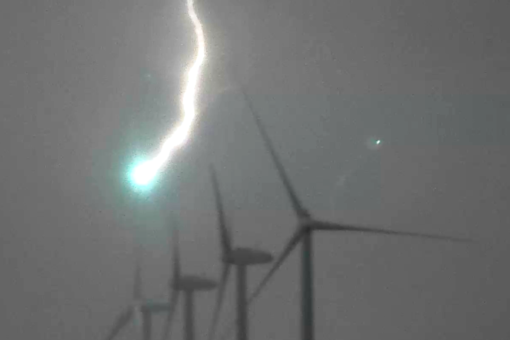 風力発電所落雷監視システム　Lightning-eyes®でとらえた落雷の瞬間