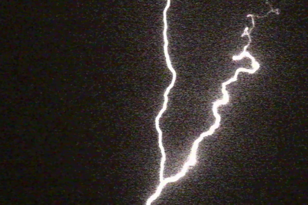 風力発電所落雷監視システム　Lightning-eyes®でとらえた落雷の瞬間